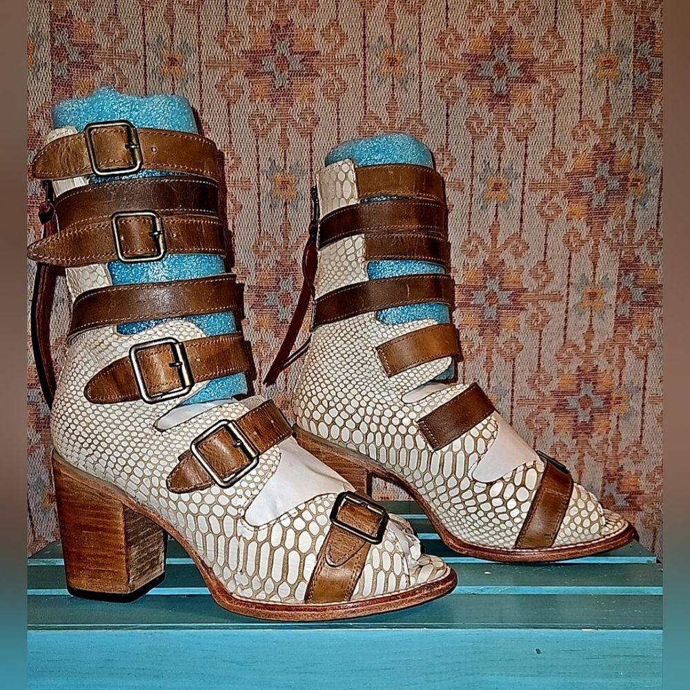 Freebird Bond size 10 snakeskin stappy healed boho western sandal